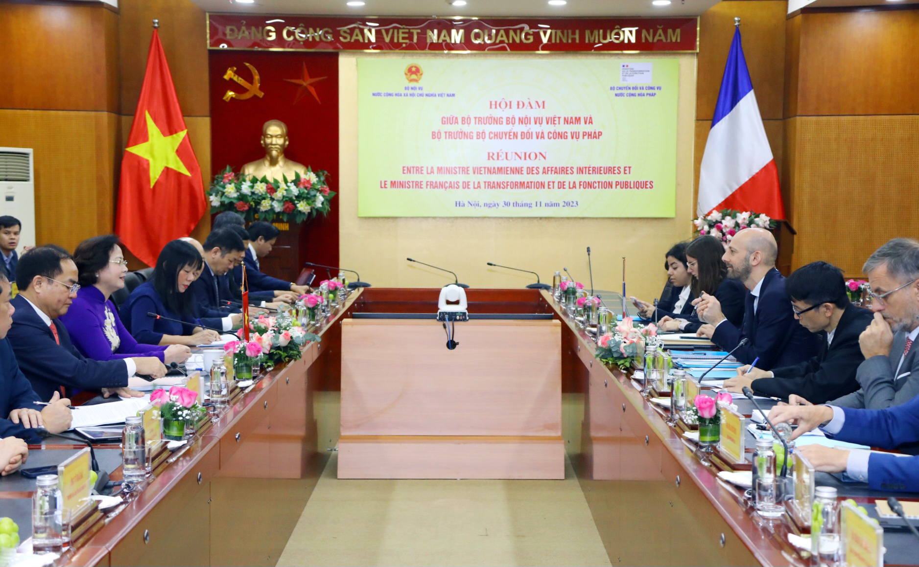 Hội đàm giữa Bộ trưởng Bộ Nội vụ Việt Nam và Bộ trưởng Bộ Chuyển đổi và Công vụ Pháp