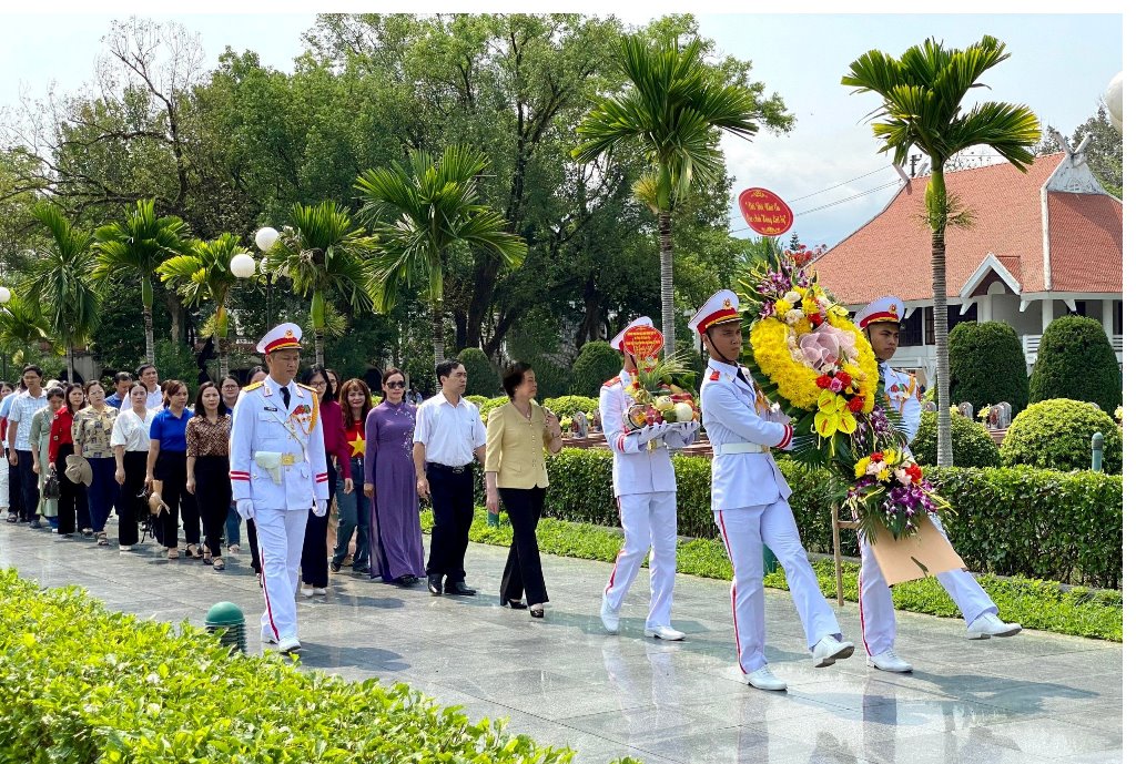 Đoàn đại biểu ngành Nội vụ dâng hương tưởng niệm các Anh hùng liệt sĩ hy sinh trong chiến dịch Điện Biên Phủ
